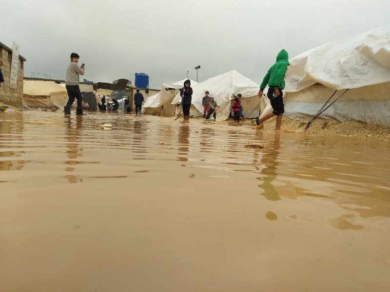 مخيمات الشمال السوري تغرق.. وناشطون يطلقون نداءات استغاثة 