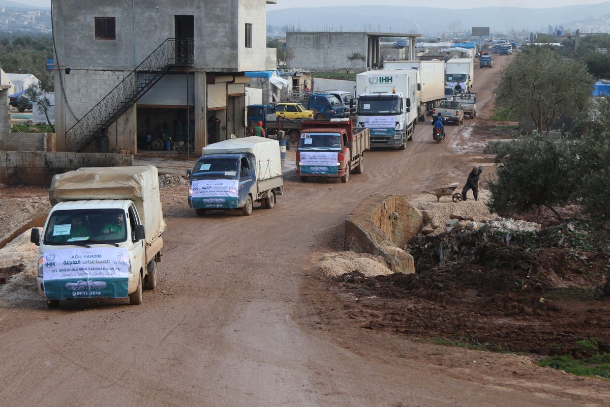 تركيا تواصل إرسال المساعدات إلى مخيمات الشمال السوري