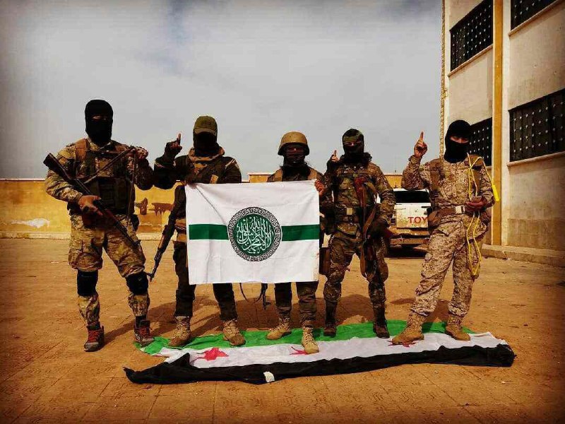 هيئة تحرير الشام تكشف عن وجهها وتدوس علم الثورة السورية في الأتارب 