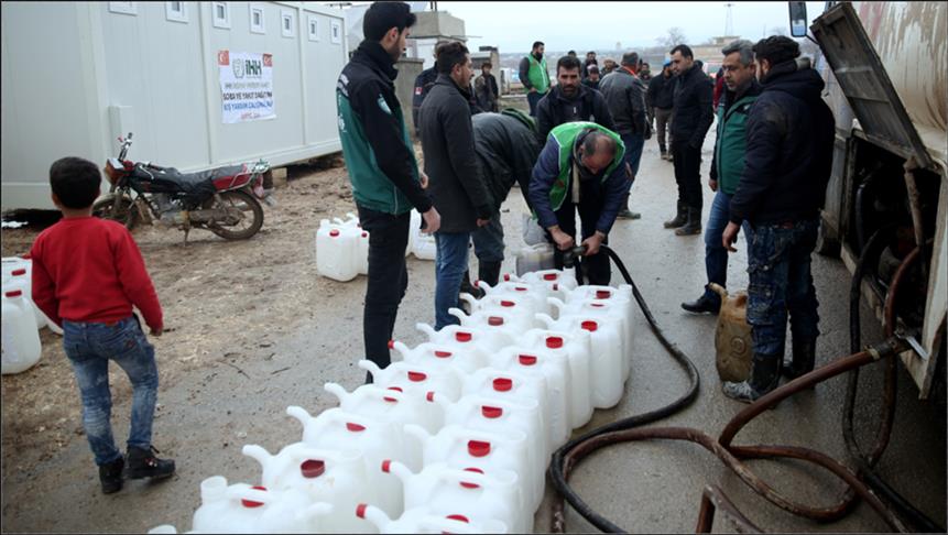 لمواجهة صقيع الشتاء .. الإغاثة التركية توزع الوقود على النازحين في مخيمات حلب
