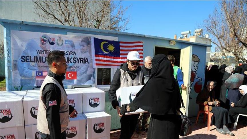طلاب ماليزيون يقدمون مساعدات لأسر سورية في تركيا 