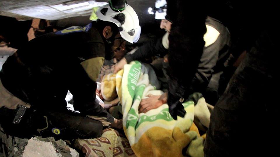 أربعة أطفال وأبوهم، ضحايا مجزرة روسية في ريف إدلب