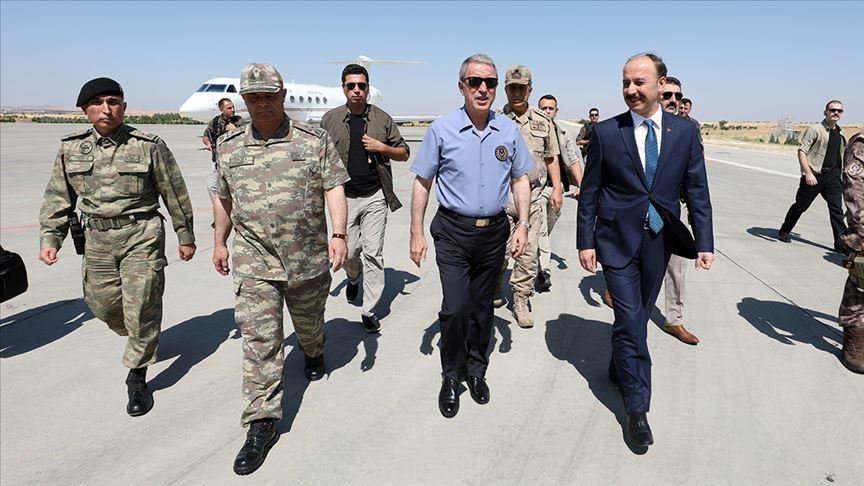 مساعٍ تركية لإقامة المنطقة الآمنة .. وزير الدفاع التركي يزور ولاية أورفا الحدودية