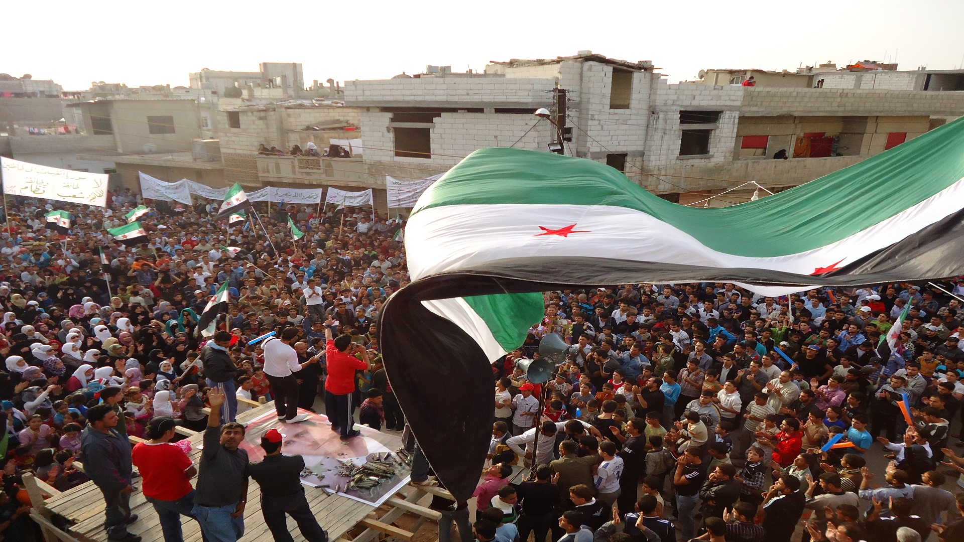 ثورة السوريين.. من الهتاف إلى البندقية