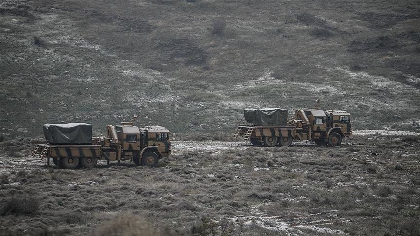 راجمات صواريخ وقوات كوماندوز تركية تصل إلى إدلب