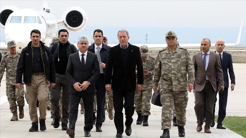 وزير الدفاع التركي يجري جولة تفقدية على الحدود مع سوريا