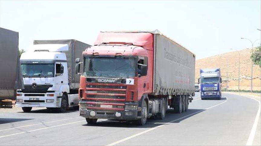 1700 شاحنة مساعدات عبرت حدود تركيا إلى سوريا في أيار 