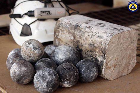 بعد نفاذ الخردوات.. الأسد يُدخل كرات حديدية وقطعاً حجرية على البراميل