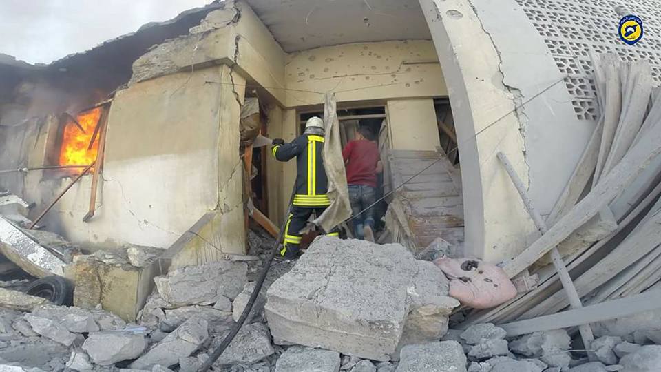 مقتل 5 مدنيين وإصابة 20 جراء قصف جوي على معرة مصرين بإدلب