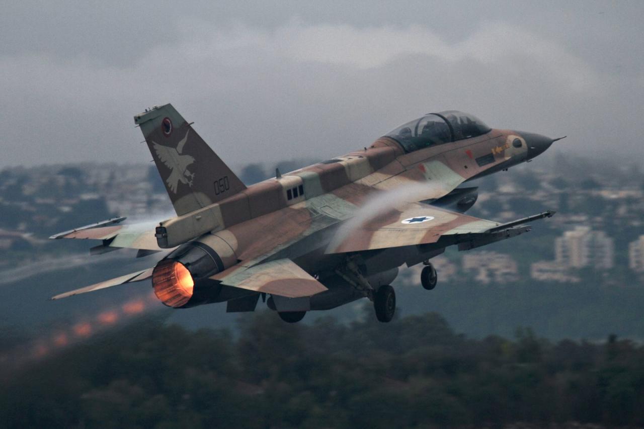 إسرائيل تهدد بتدمير دفاعات النظام الجوية، والأخير يحتمي بروسيا وإيران