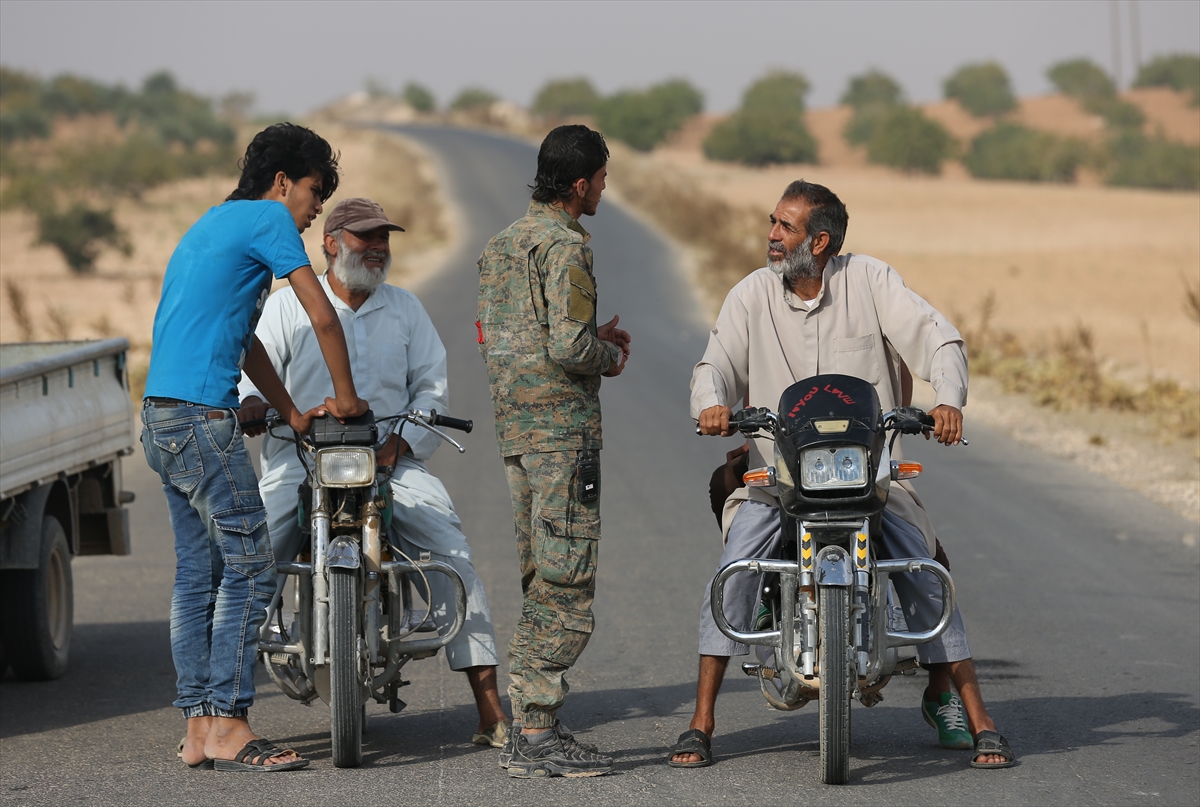 الثوار يؤمنون الطرقات في مدينة جرابلس 