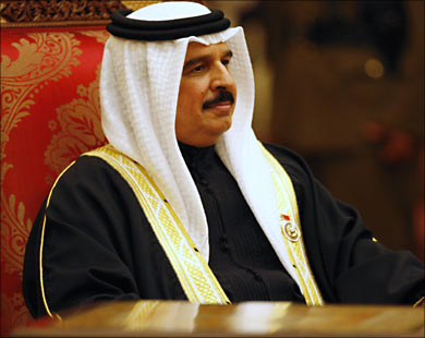 ملك البحرين يلوم سوريا وإيران