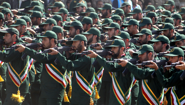 إيران تجند عشرات الآلاف من المقاتلين الشيعة الأفغان للانضمام  إلى وحداتها التي تحارب في سوريا وتمنحهم رواتب شهرية
