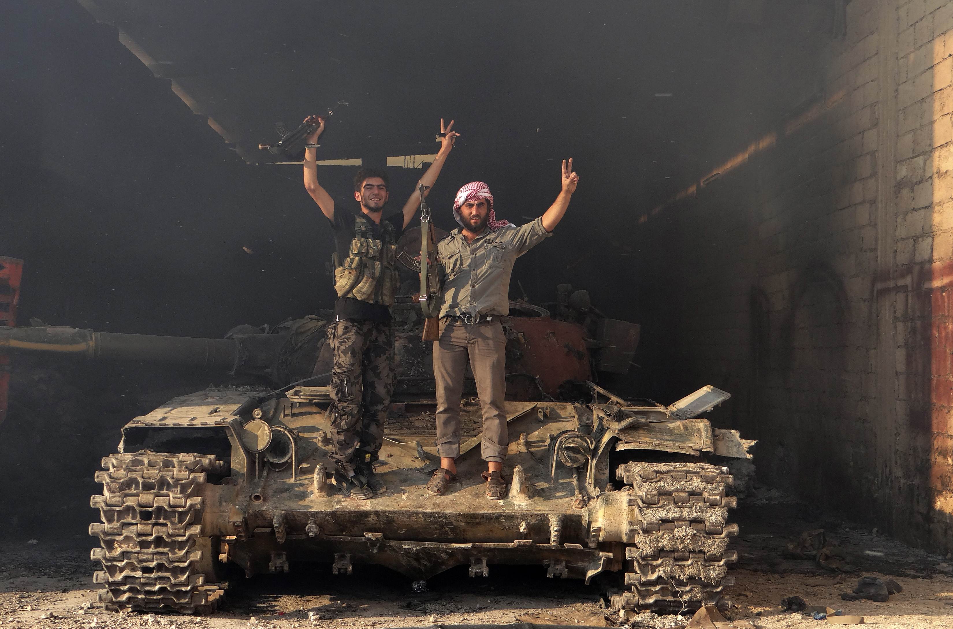 أخبار سوريا _ المجاهدون يقتلون أكثر من 150 عنصراً من قوات أسد في إدلب وحلب ودرعا ويدمرون 11 آلية عسكرية_(20-4-2015)