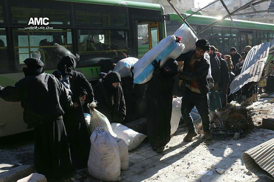 وصول أول قافلة من المحاصرين في حلب إلى مناطق سيطرة الثوار