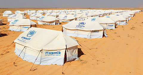 تأمين أكثر من 900 خيمة للاجئين السوريين إلى الأردن