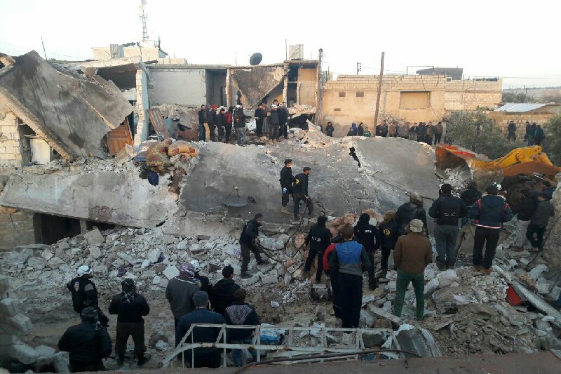 غارات عنيفة على بنش وسراقب بريف إدلب ومجزرة في قرية بزاعة بريف حلب