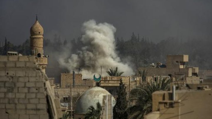 8 قتلى في غارة لطائرات مجهولة بريف دير الزور، والنظام يكثف قصفه على مدن سورية