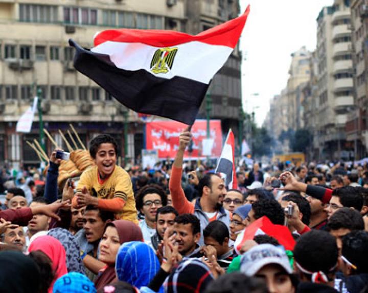 الديمقراطية المصرية والإشارات البعيدة للثورة السورية
