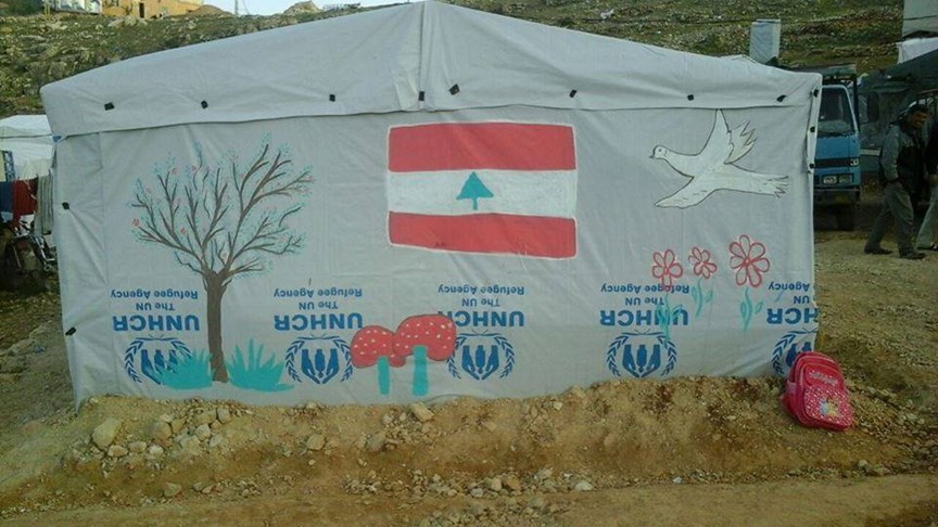 اللاجئون السوريون يرسمون العلم اللبناني على جداران خيامهم و يؤكدون أنهم لاجئون لا إرهابيون