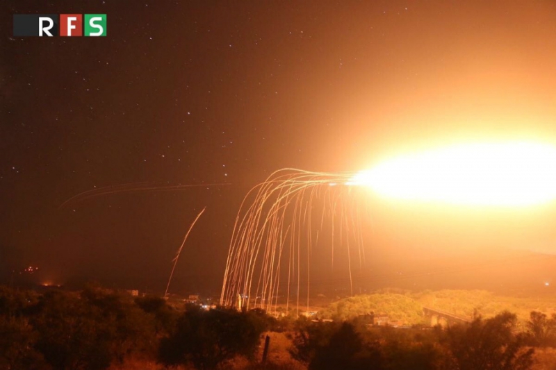 القنابل الفوسفورية والعنقودية تمطر إدلب وريفها ليلة أمس