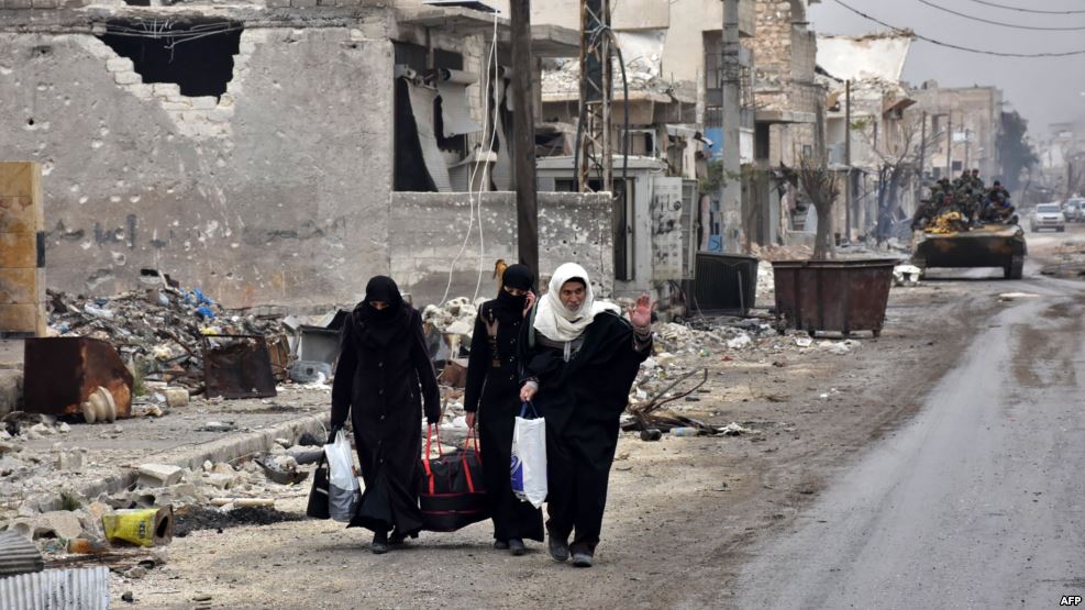 محاصرو حلب يحرقون أشياءهم قبل الرحيل