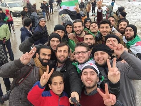 بعد غياب: علم الثورة يزين مظاهرات إدلب وغوطة دمشق