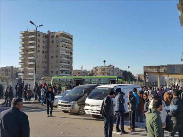 الدفعة العاشرة من مهجري الوعر تستعد لمغادرة الحي إلى إدلب