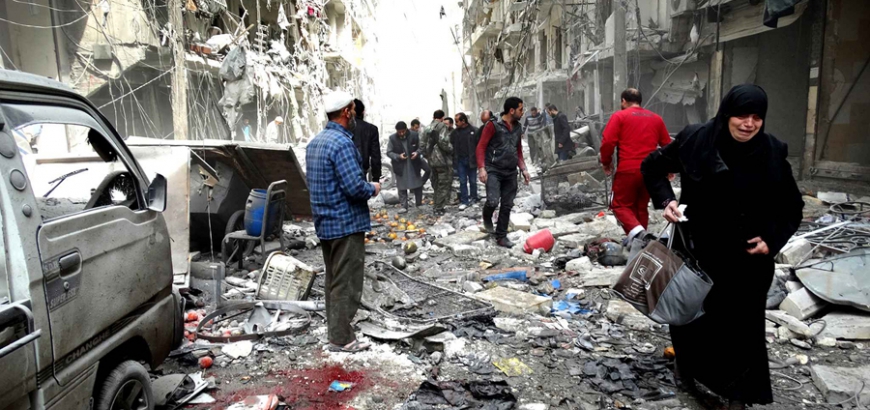 ثالوث الموت يحيط بها.. حلب تعيش القصف والحصار وتوقف المستشفيات