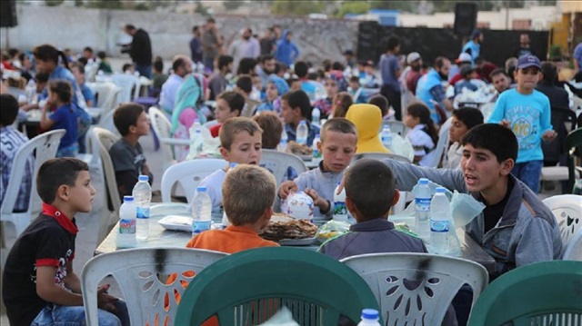 وقف الديانة التركي يقدم مساعدات غذائية للمحتاجين، شمال سورية