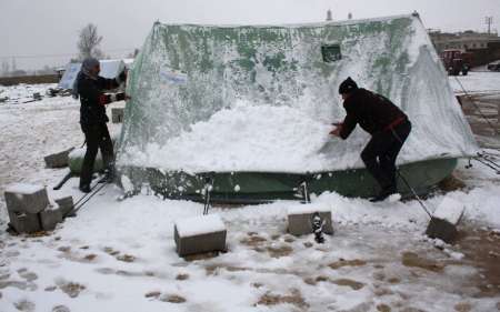 الثلوج تطمر 50 خيمة للنازحين في ريف إدلب