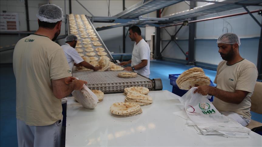 الإغاثة التركية توزع 300 مليون رغيف خبز في سورية منذ مطلع 2017