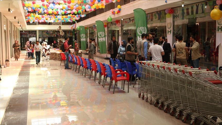 هيئة الإغاثة التركية تفتتح متجراً للتسوق في إدلب، يقدم البضائع 